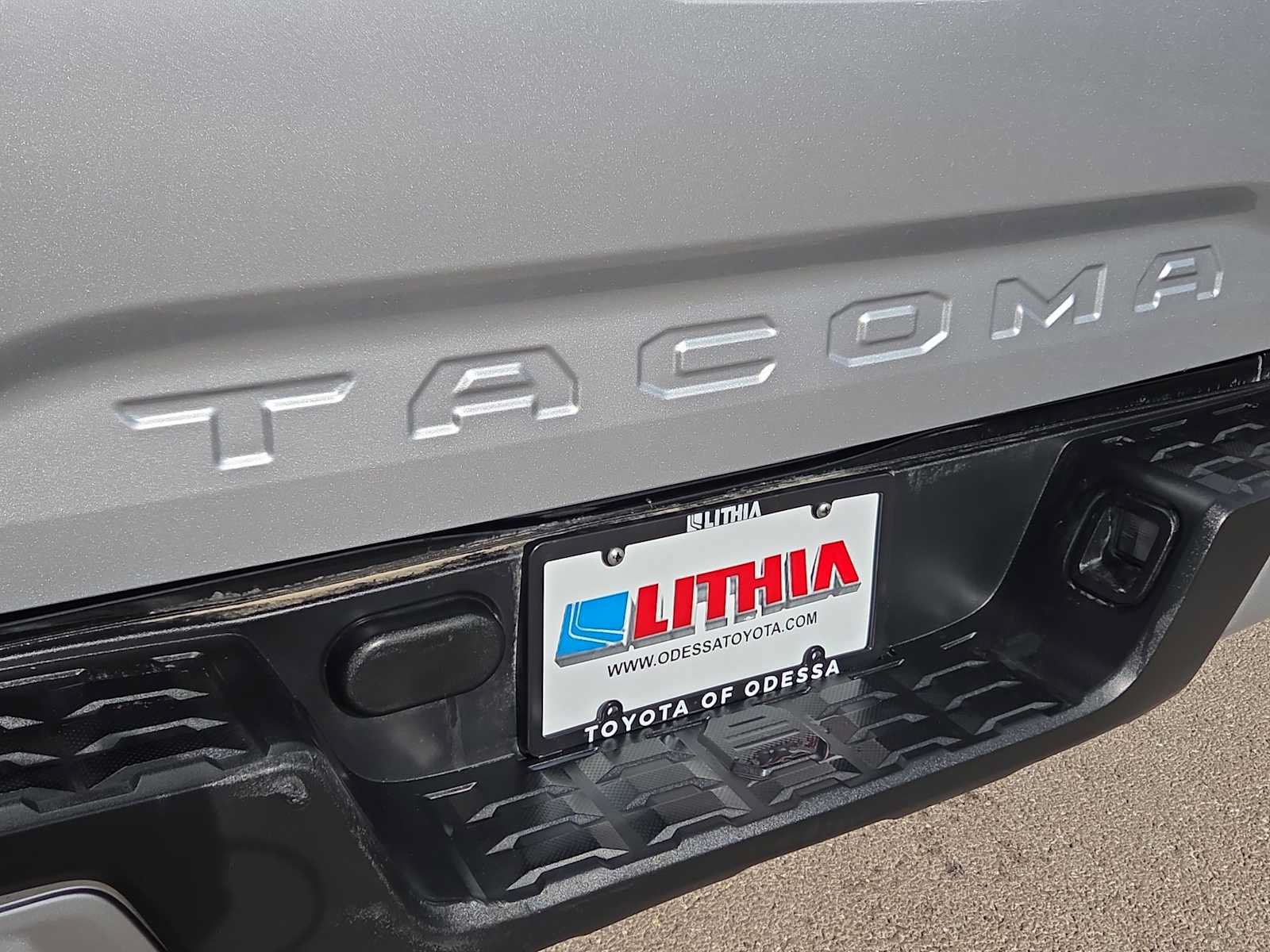 Used 2022 Toyota Tacoma SR w/ SR Convenience Package RWD image 11