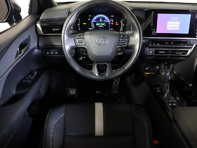 Used 2025 Toyota Camry SE FWD image 3