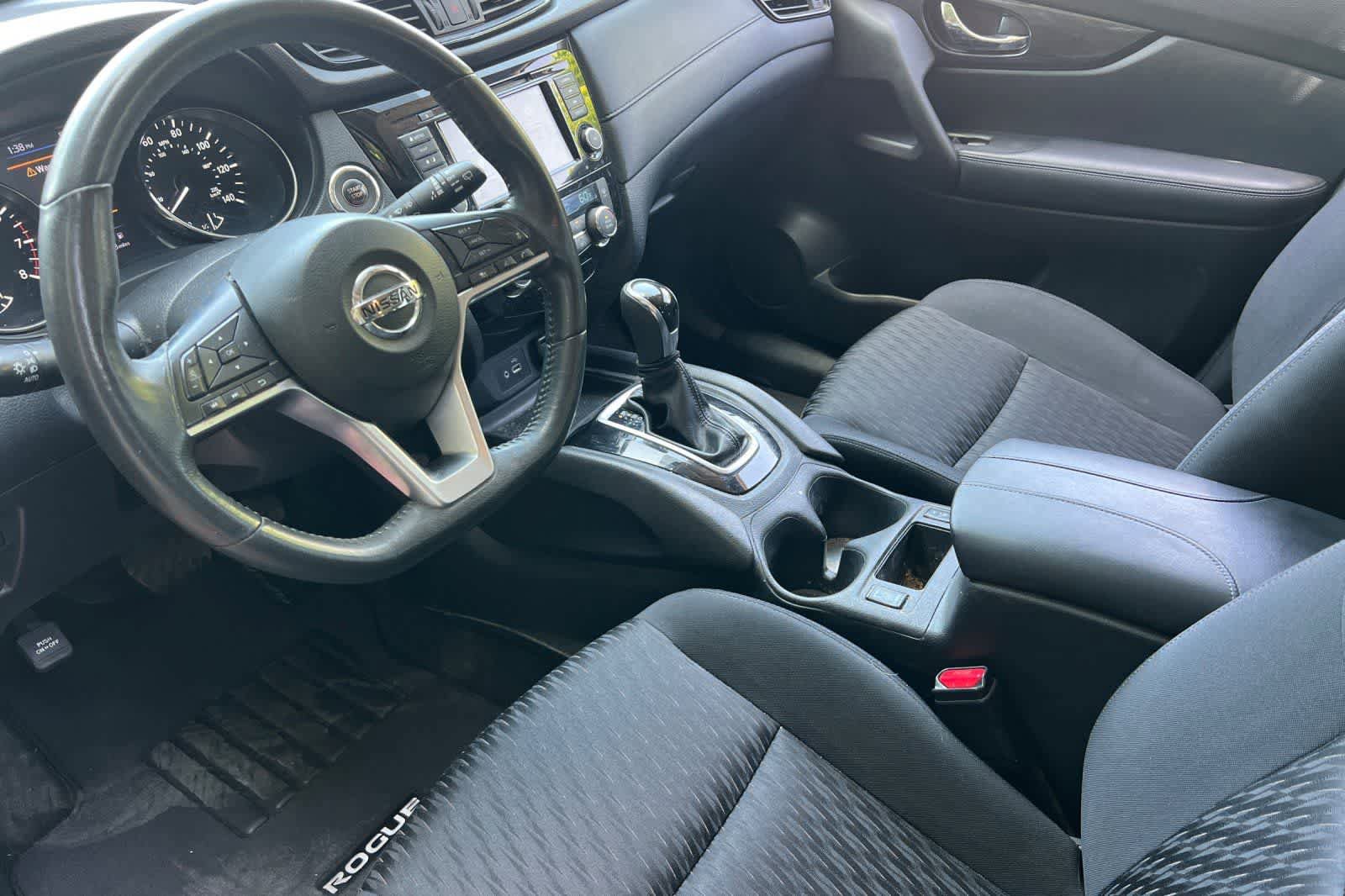 Used 2018 Nissan Rogue SV w/ Premium Package FWD image 4