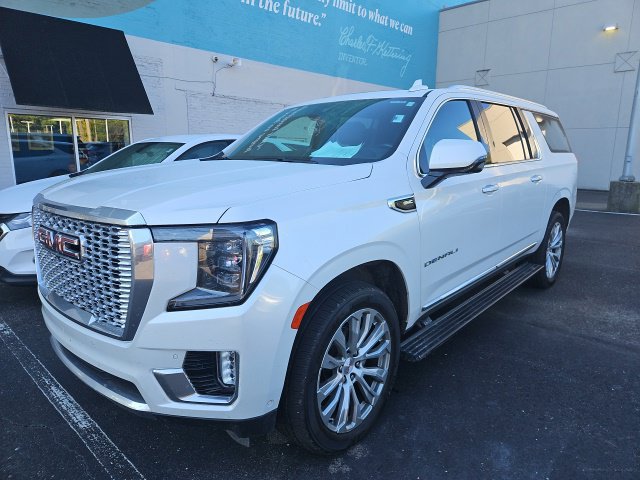 Used 2023 GMC Yukon XL Denali w/ Advanced Technology Package AWD/4WD image 6