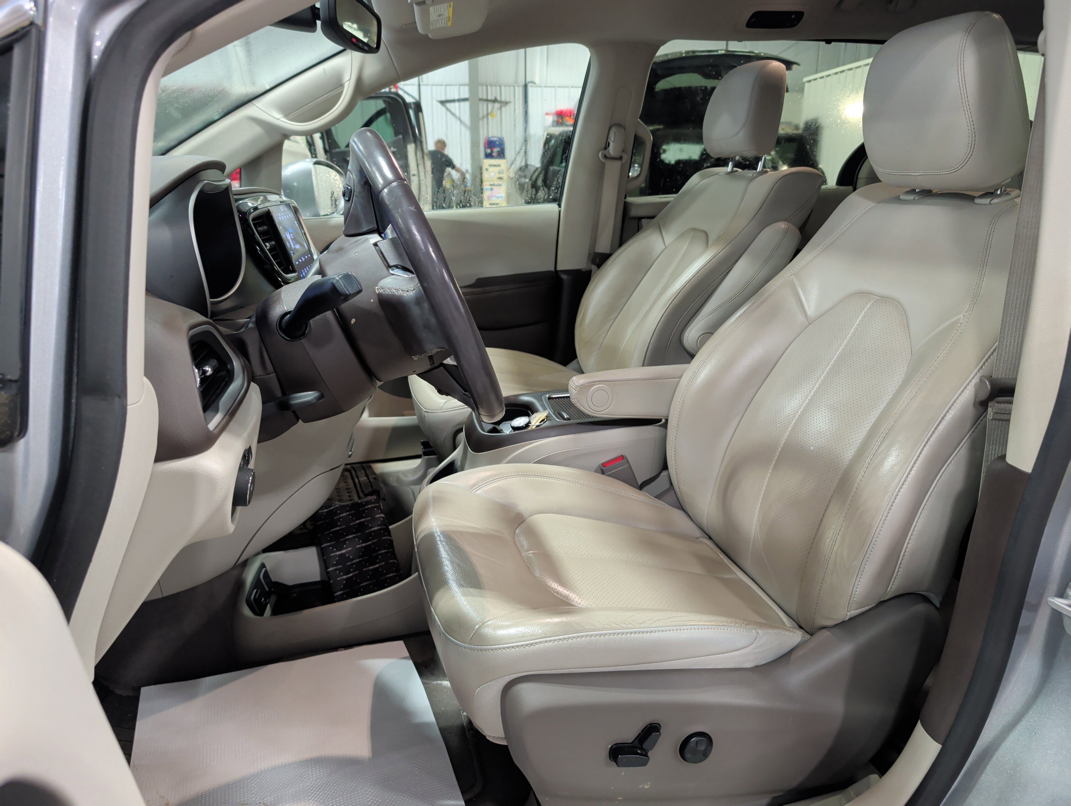 Used 2020 Chrysler Pacifica Touring-L Plus FWD image 7