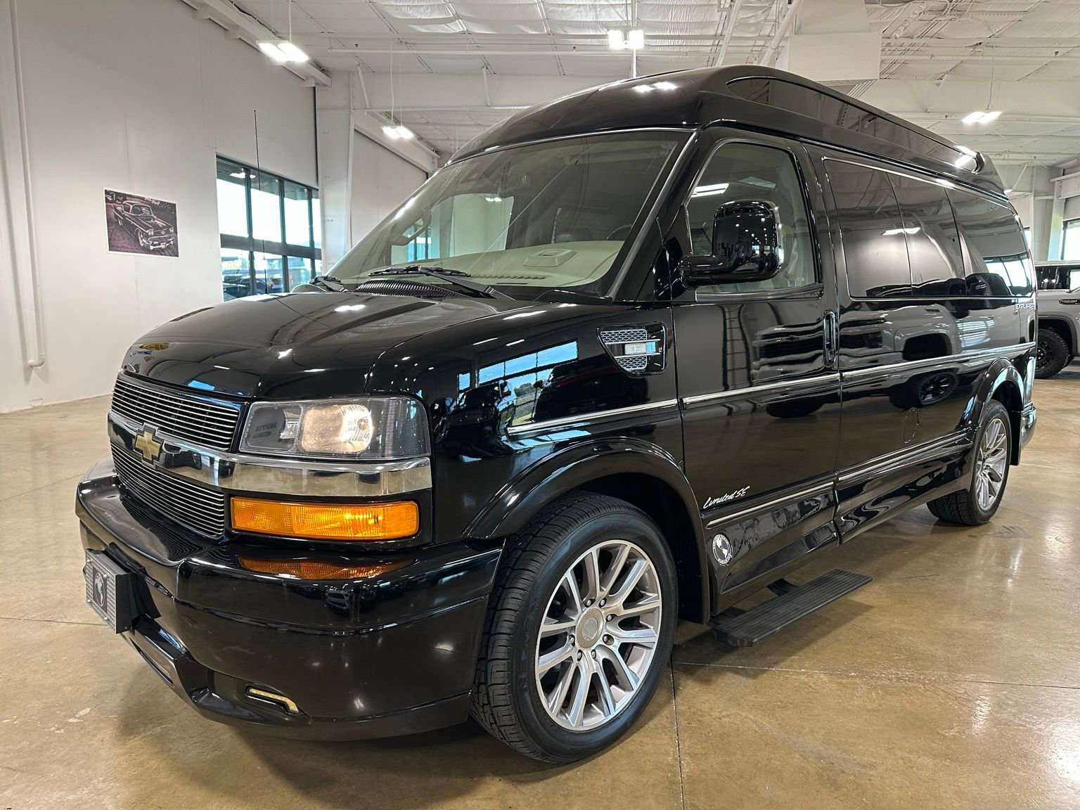Used 2021 Chevrolet Express 2500 LS w/ Enhanced Convenience Package image 3