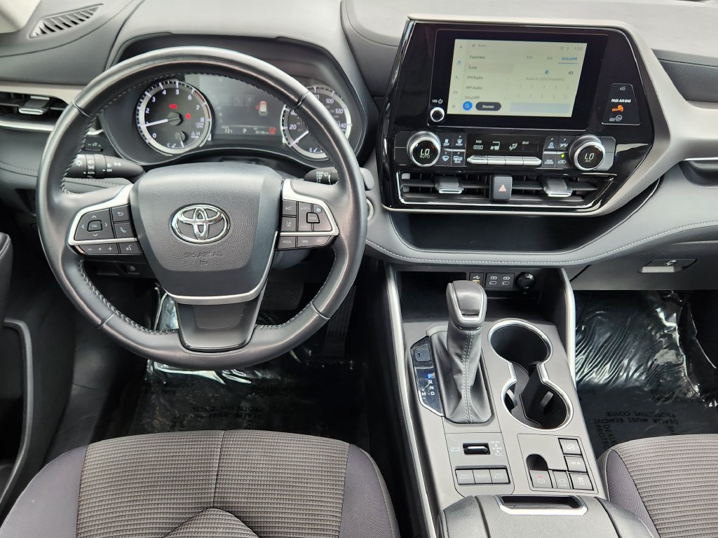Used 2025 Toyota Highlander LE AWD/4WD image 3