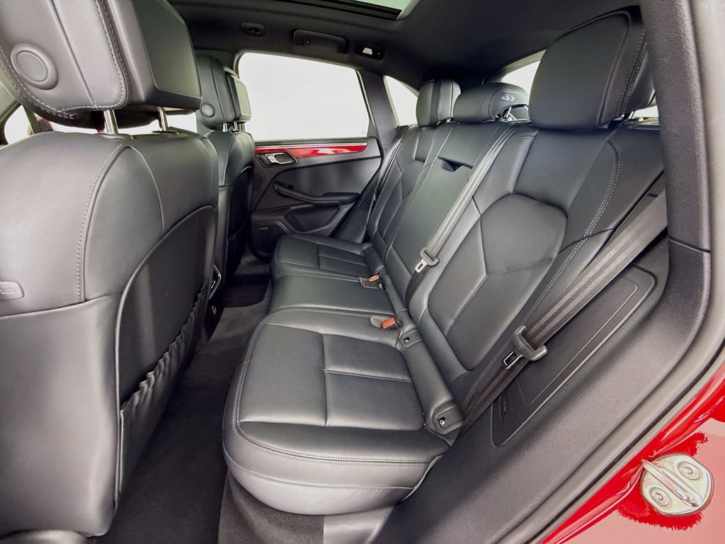 Certified 2025 Porsche Macan AWD/4WD image 24