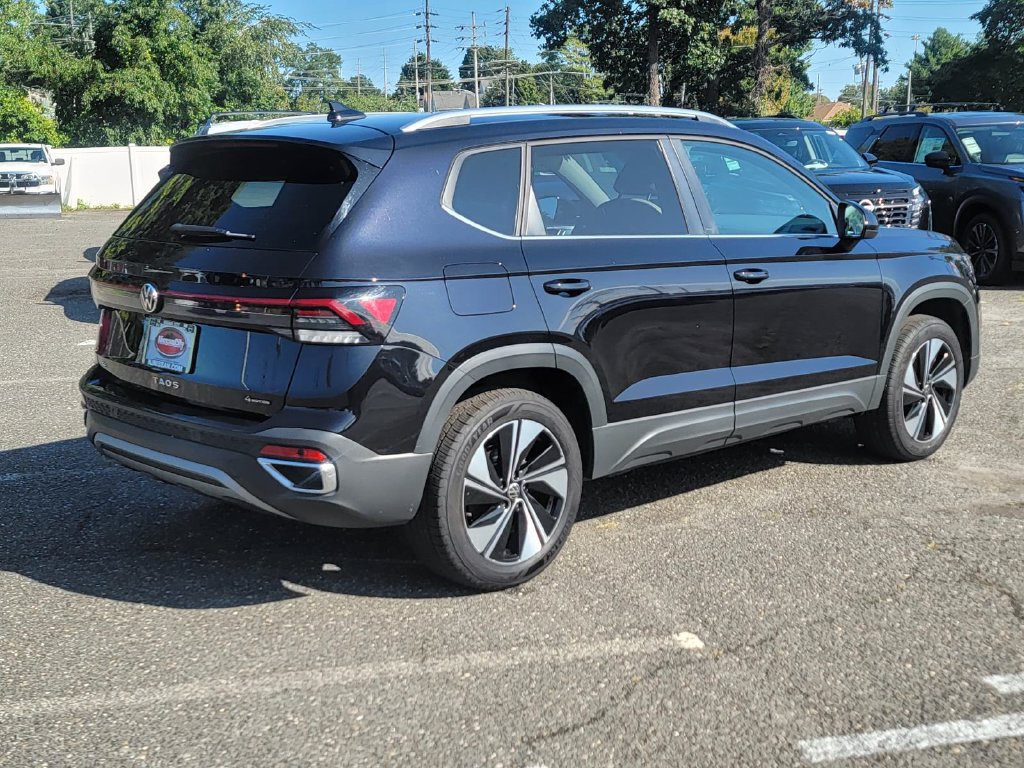 Used 2025 Volkswagen Taos SE AWD/4WD image 10