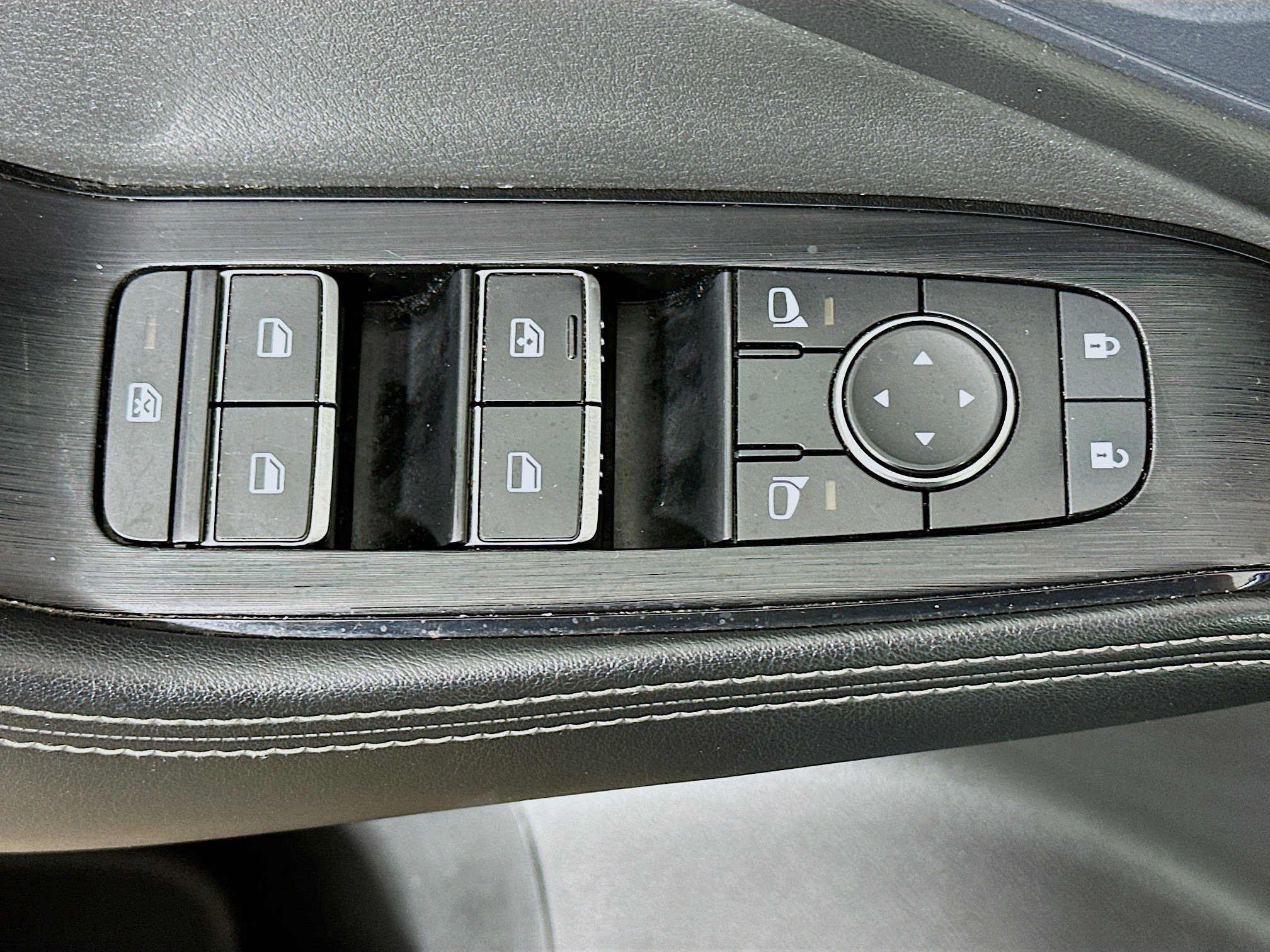 Used 2023 Nissan Rogue SL w/ SL Premium Package image 15