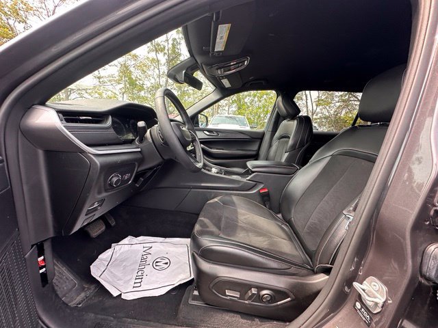 Used 2025 Jeep Grand Cherokee L Laredo AWD/4WD image 24