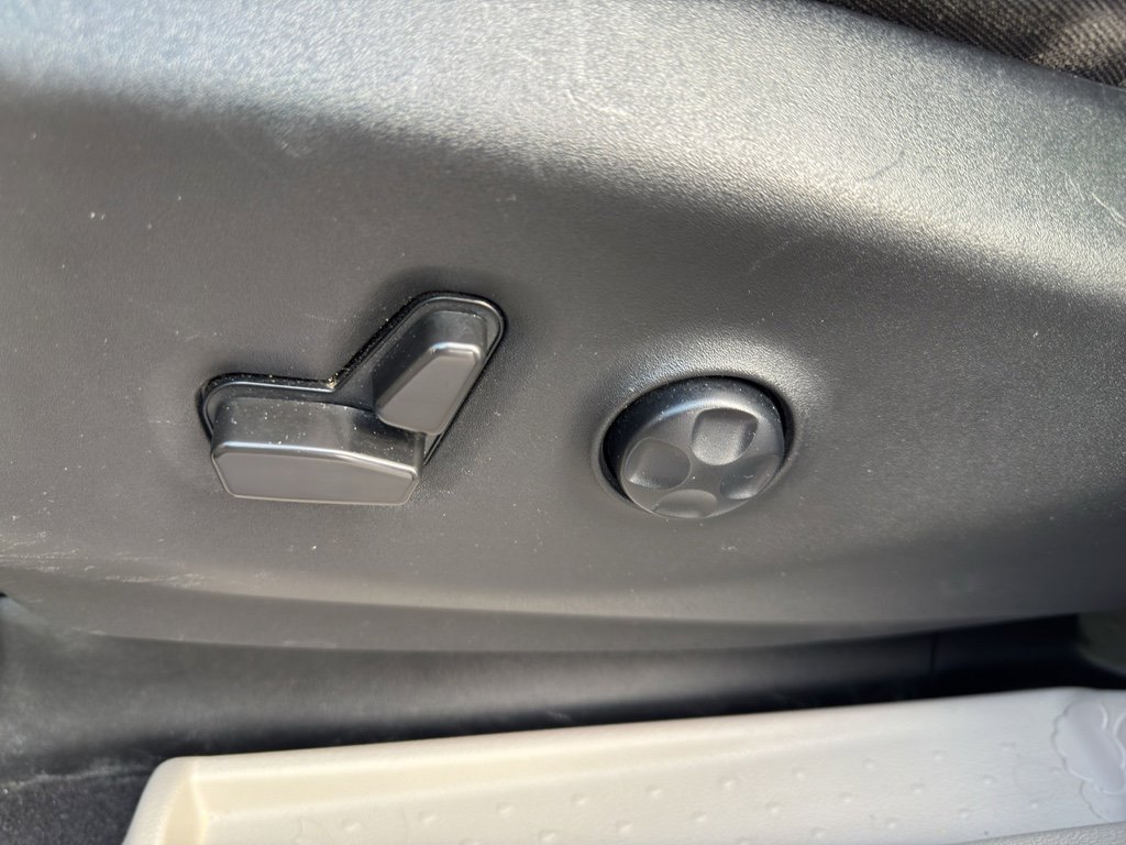 Used 2022 Chrysler Voyager LX image 20