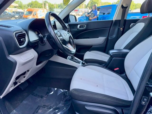 Used 2024 Hyundai Venue SEL FWD image 12