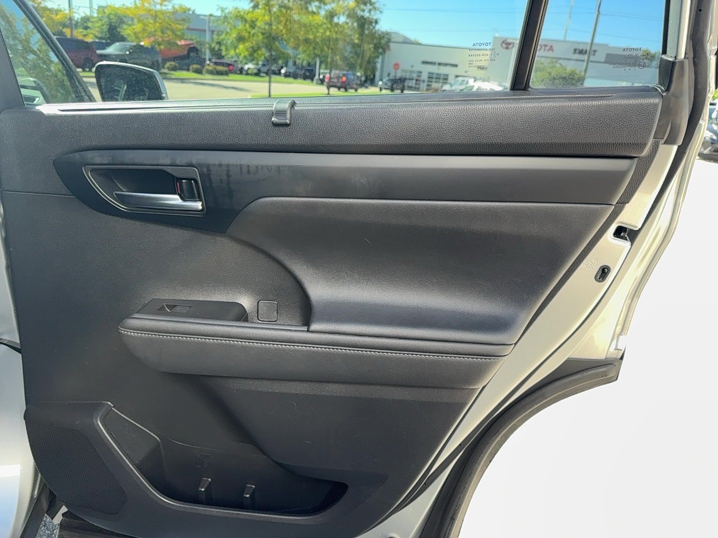 Used 2020 Toyota Highlander XLE AWD/4WD image 23