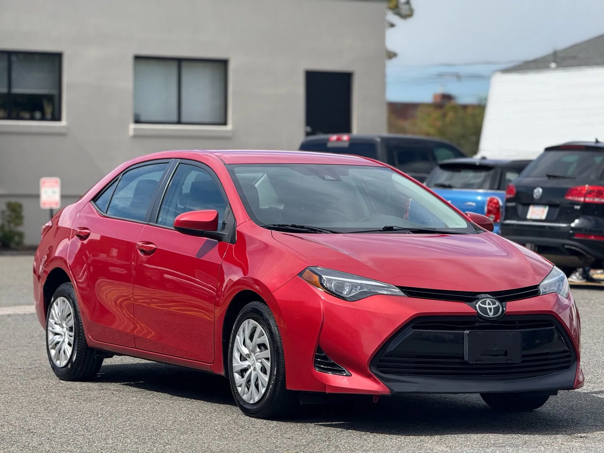 Used 2018 Toyota Corolla LE image 2