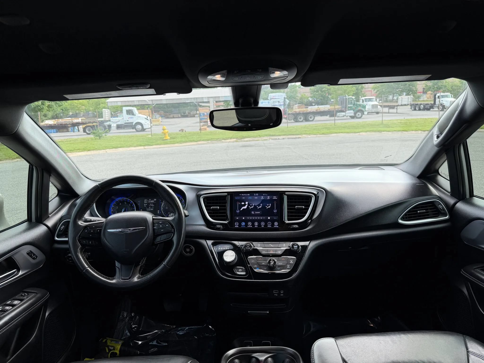 Used 2020 Chrysler Pacifica Touring-L w/ S Appearance Package FWD image 14