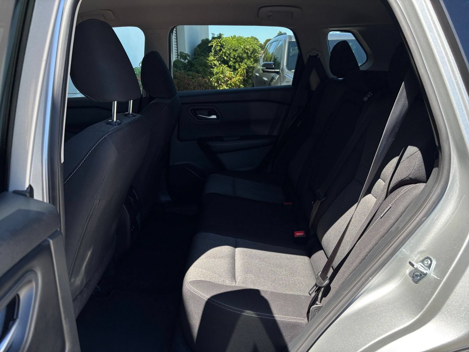 Used 2025 Nissan Rogue SV FWD image 28
