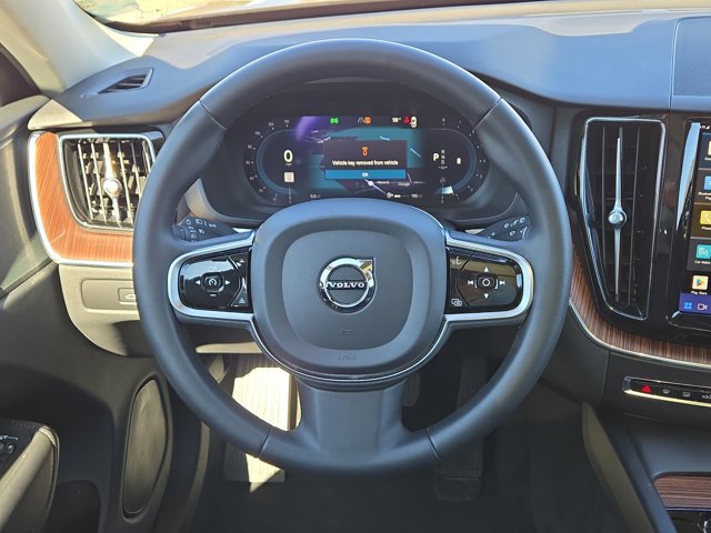 Used 2023 Volvo XC60 B5 Plus image 18