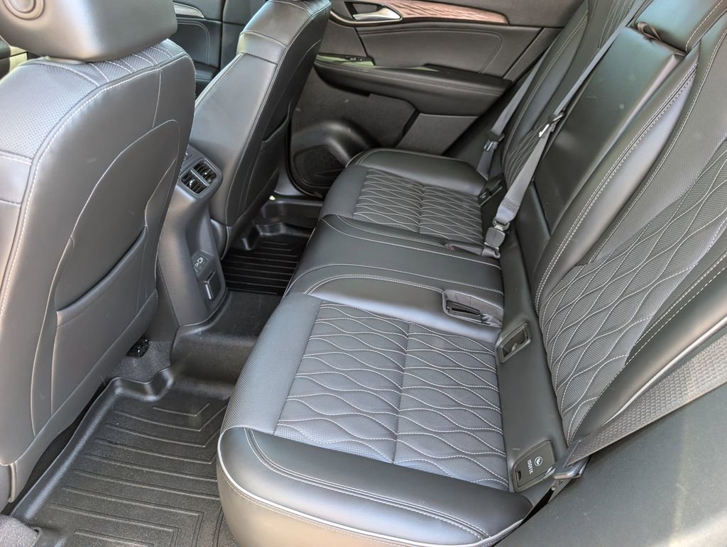 Used 2022 Buick Envision Avenir w/ Safety Package FWD image 19