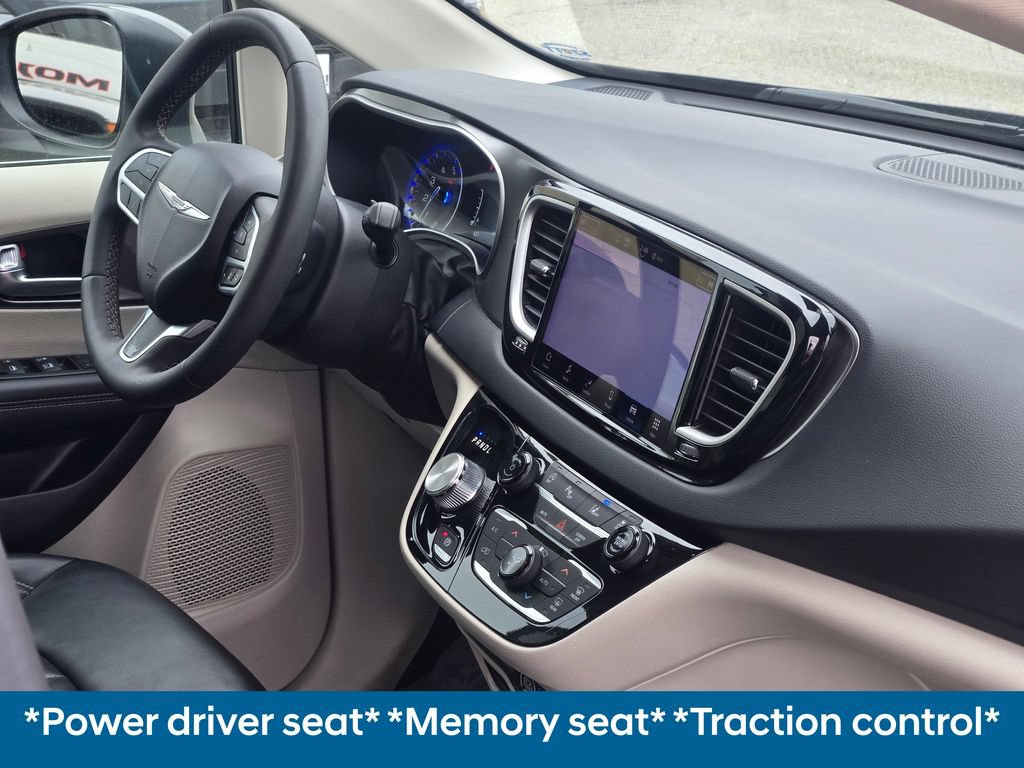 Used 2023 Chrysler Pacifica Touring-L FWD image 12