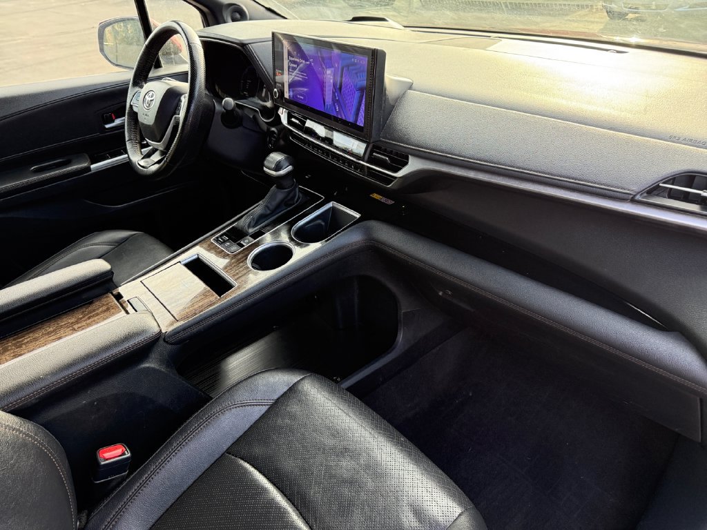Used 2025 Toyota Sienna Platinum AWD/4WD image 17