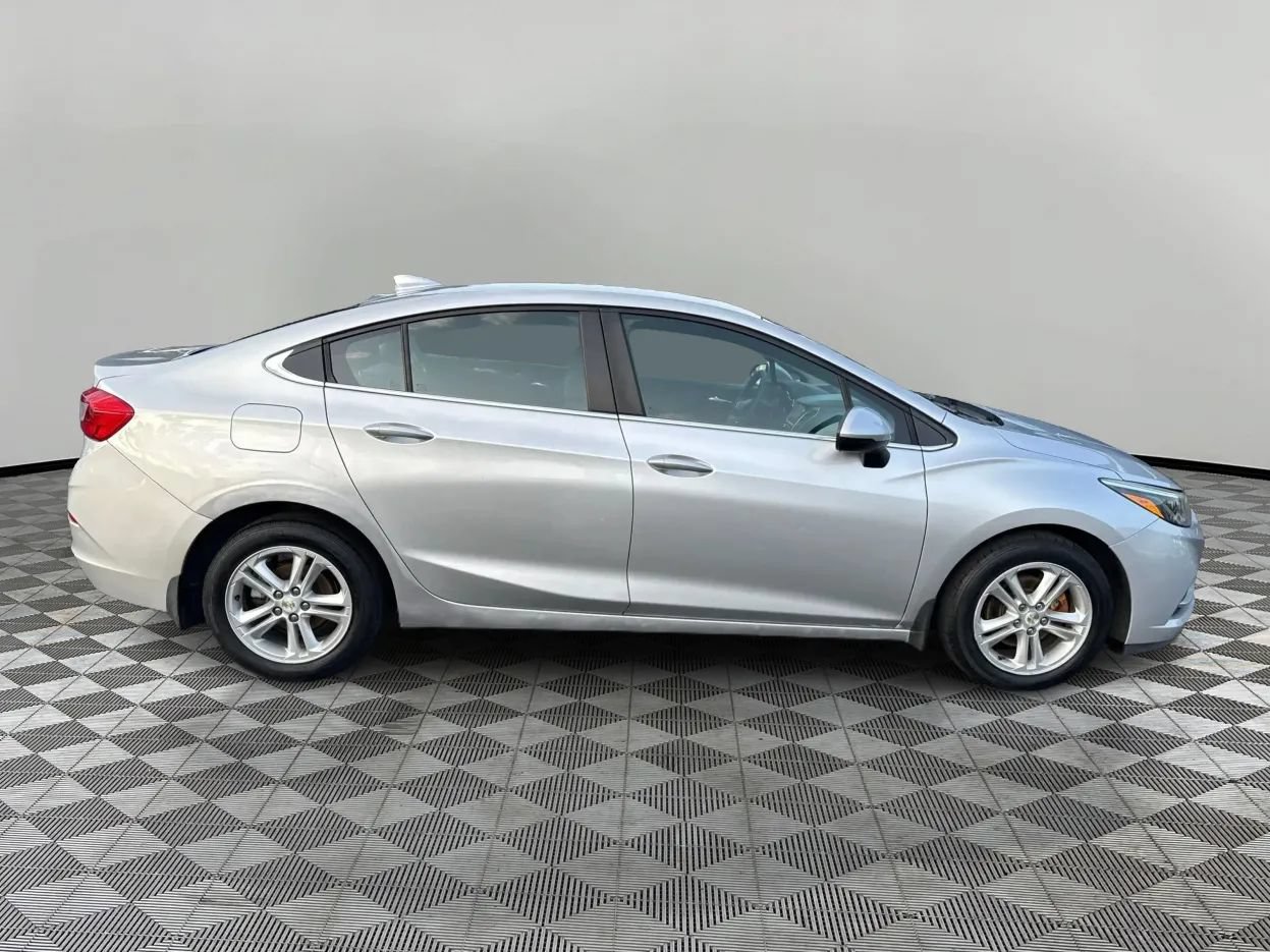 Used 2017 Chevrolet Cruze LT FWD image 4
