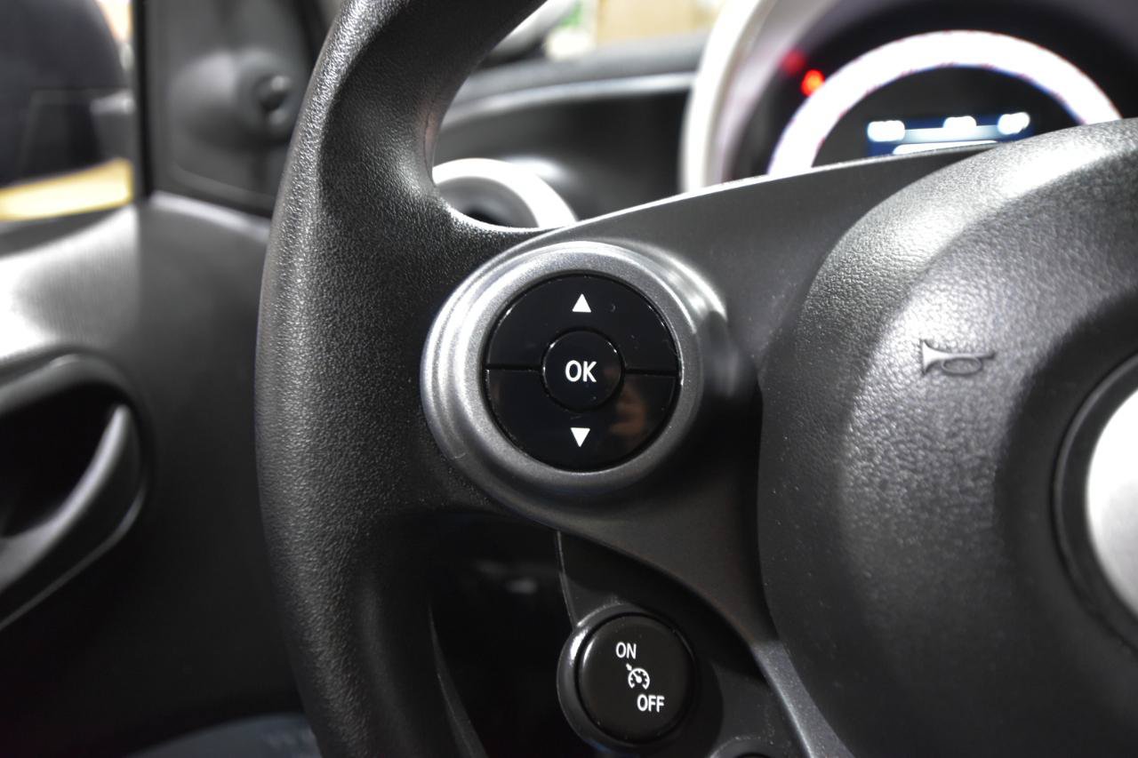 Used 2016 smart fortwo pure RWD image 9