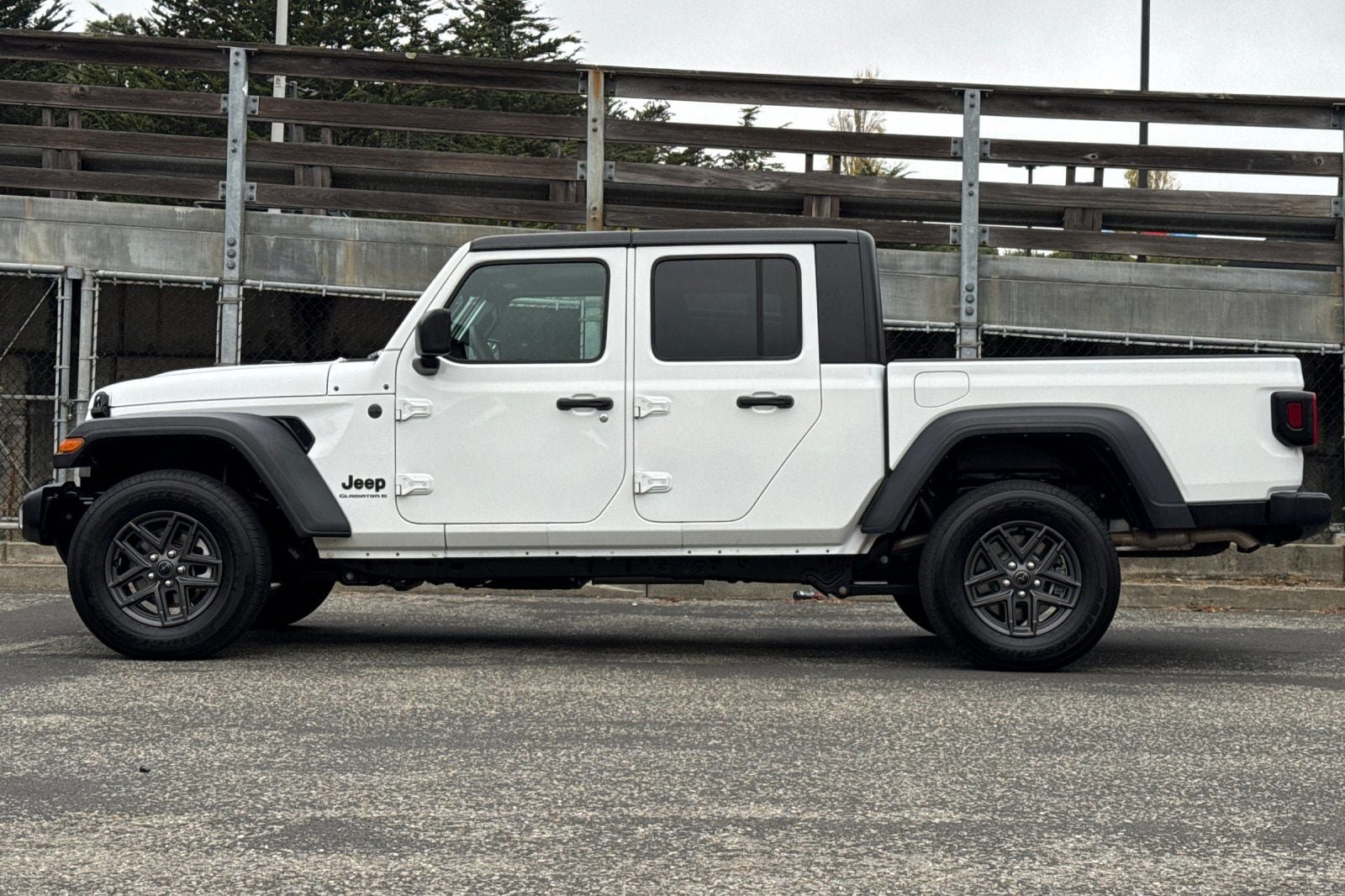 Used 2025 Jeep Gladiator Sport AWD/4WD image 9