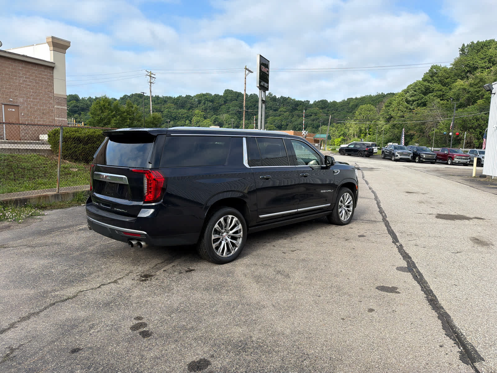 Used 2021 GMC Yukon XL Denali w/ Denali Premium Package AWD/4WD image 4