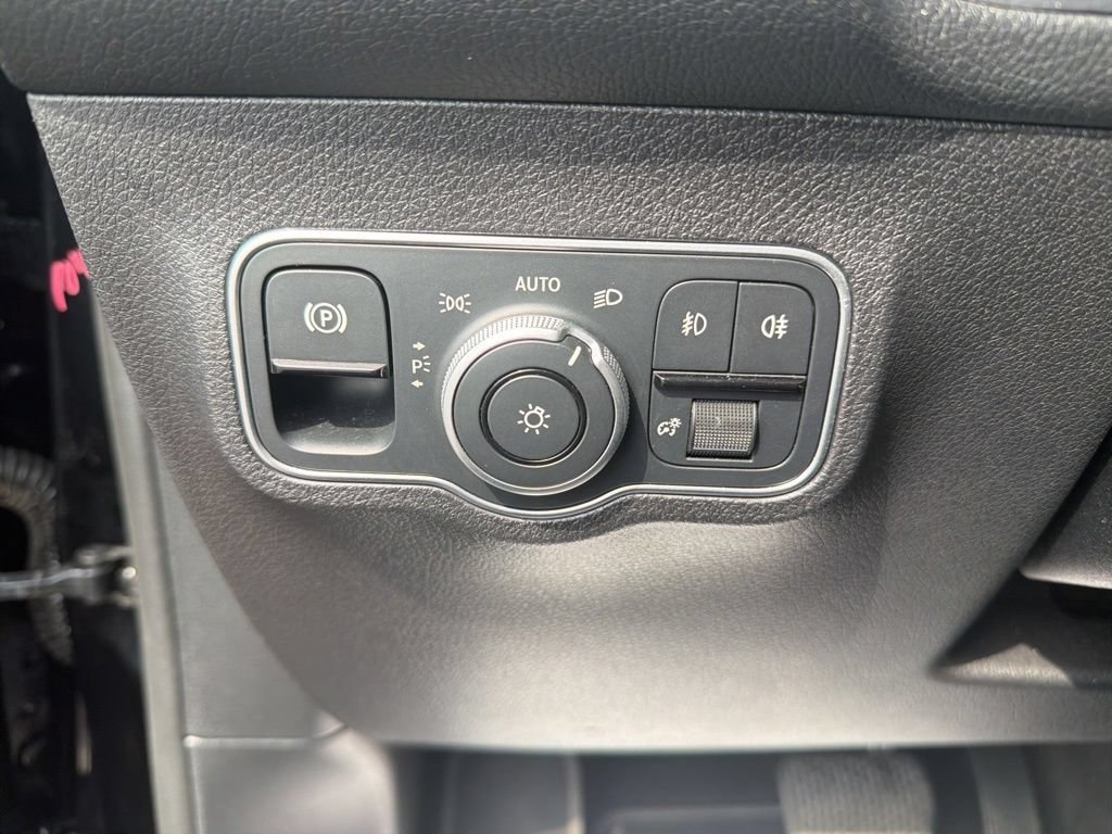 Used 2025 Mercedes-Benz GLB 250 image 31