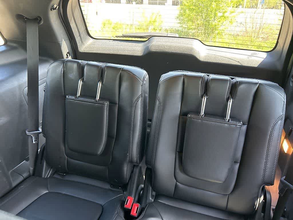 Used 2017 Ford Explorer XLT w/ Equipment Group 202A AWD/4WD image 13