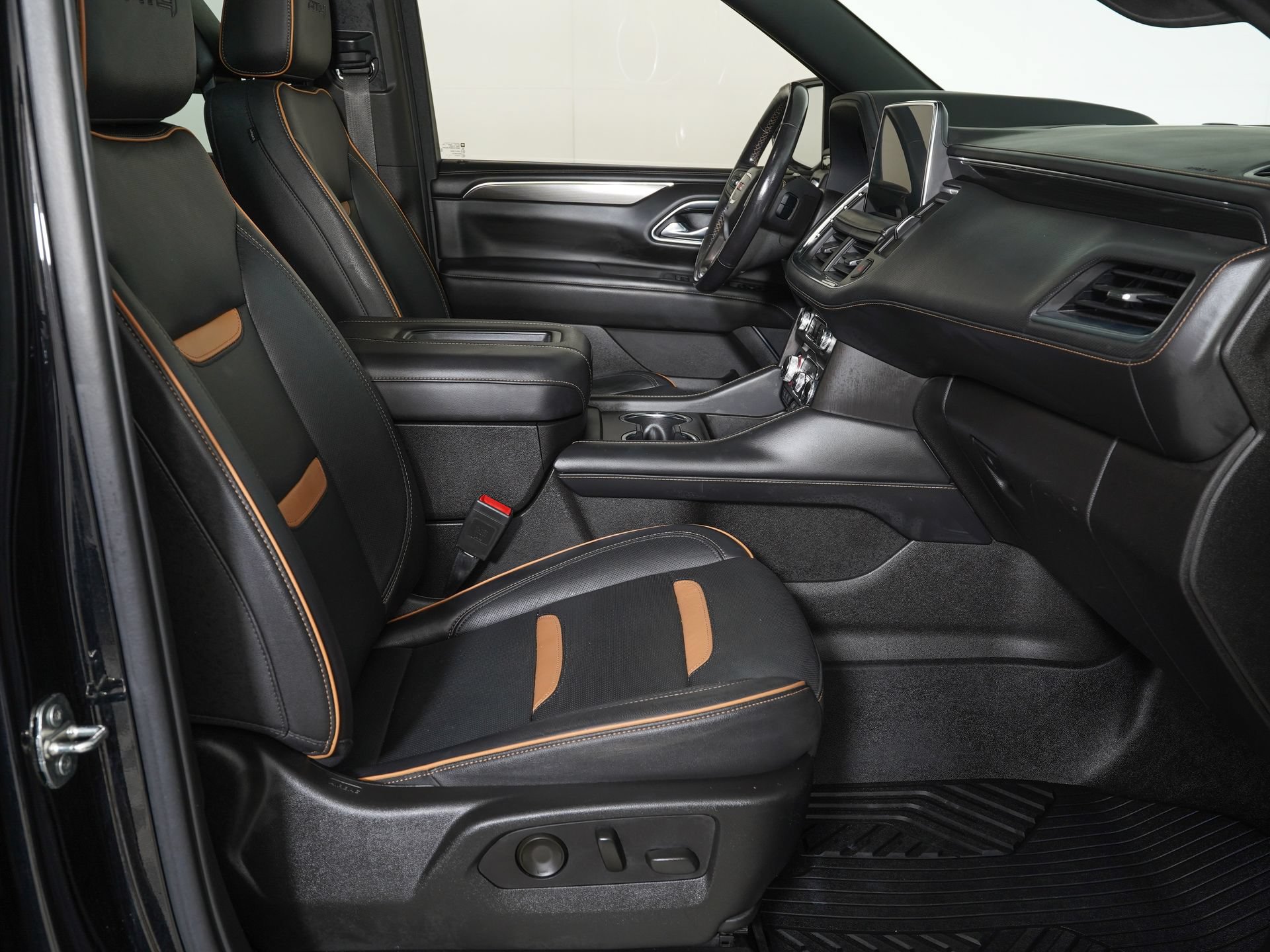 Used 2021 GMC Yukon XL AT4 w/ AT4 Premium Plus Package AWD/4WD image 8