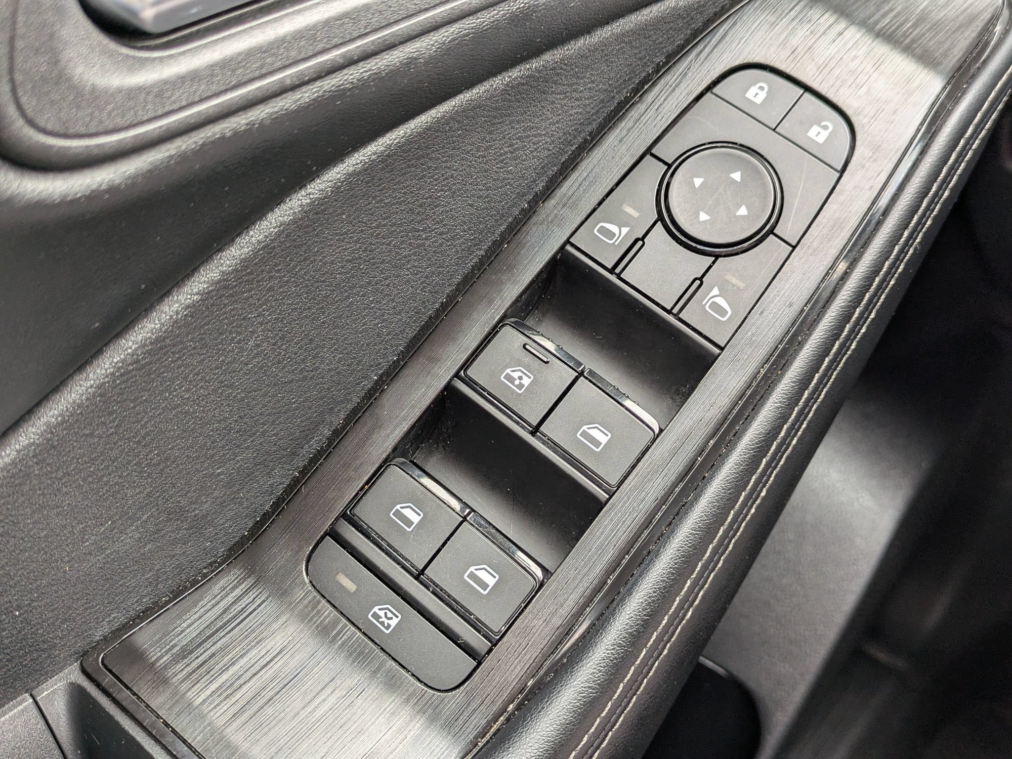 Certified 2025 Nissan Rogue SV FWD image 23