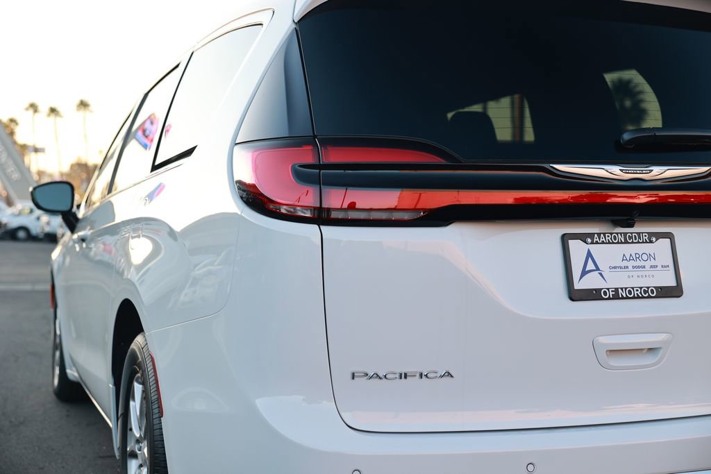 New 2026 Chrysler Pacifica Select image 9