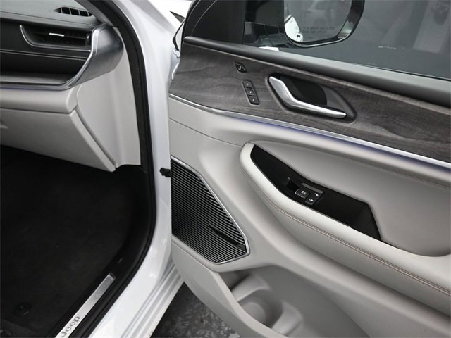 Used 2022 Jeep Grand Cherokee L Overland w/ Advanced Protech Group III image 26