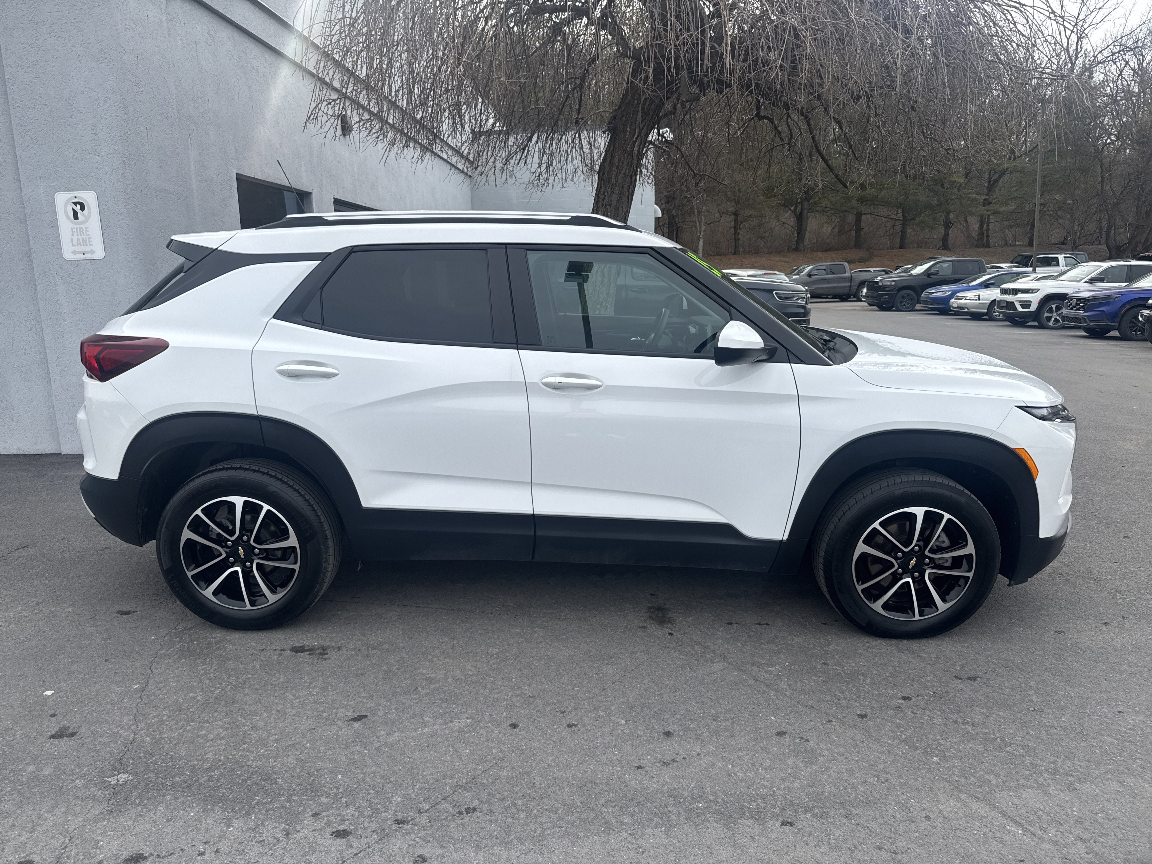 Used 2025 Chevrolet TrailBlazer LT image 2