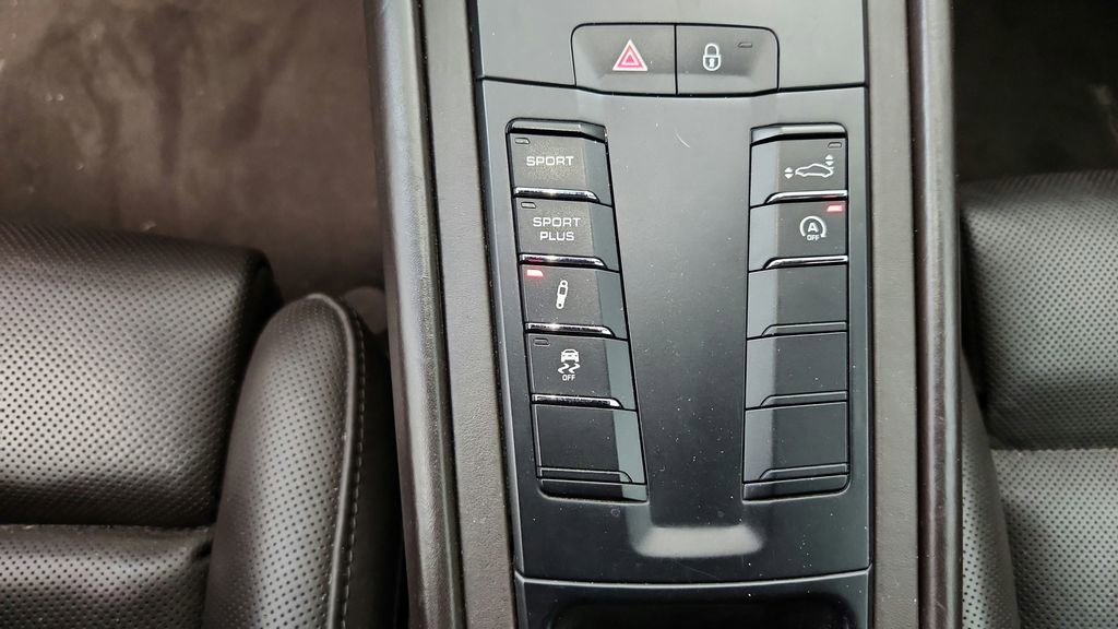 Used 2015 Porsche 911 Turbo image 38