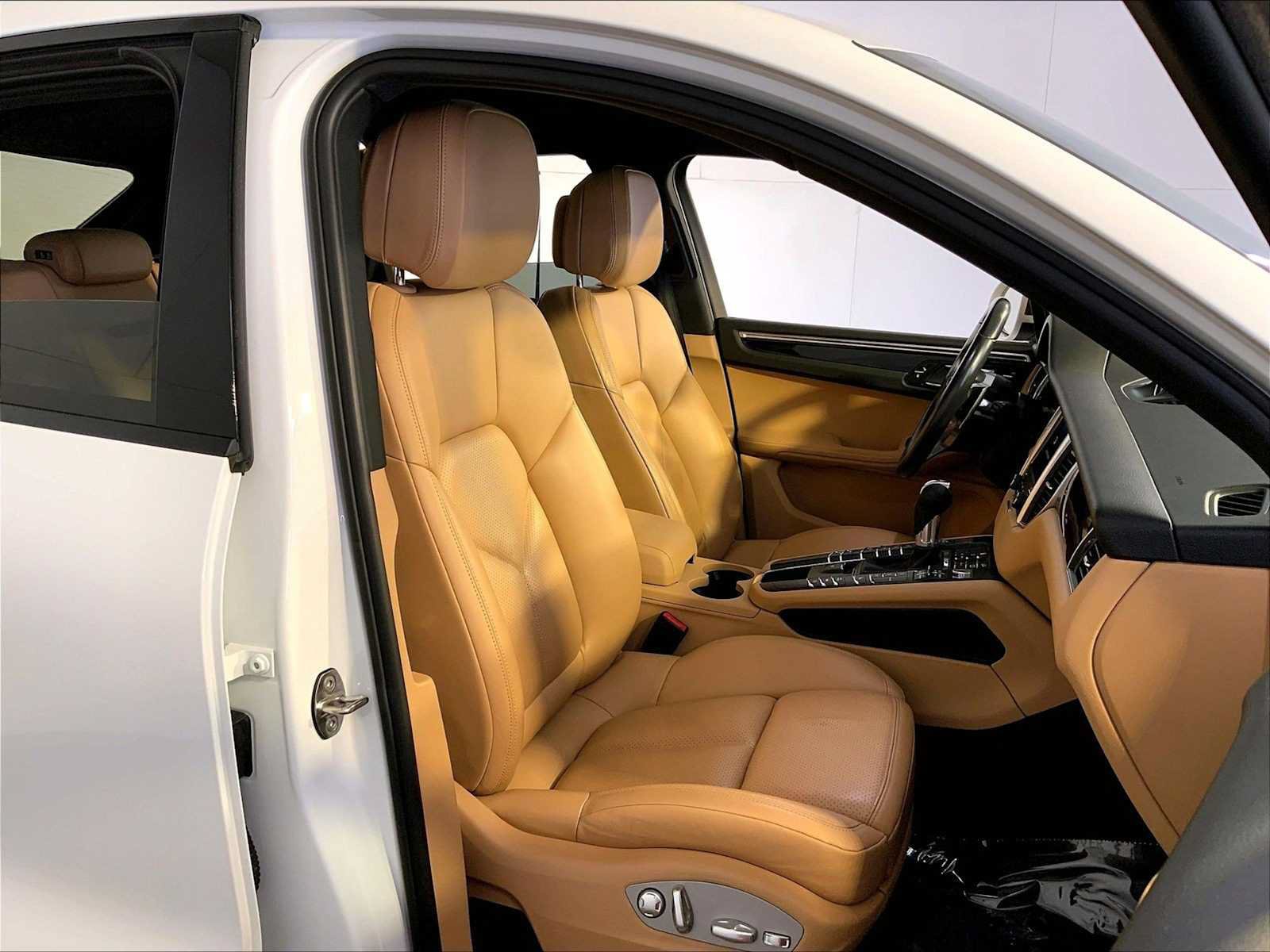 Certified 2018 Porsche Macan AWD/4WD image 18