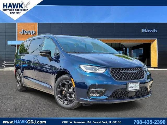 Certified 2024 Chrysler Pacifica Premium FWD image 1