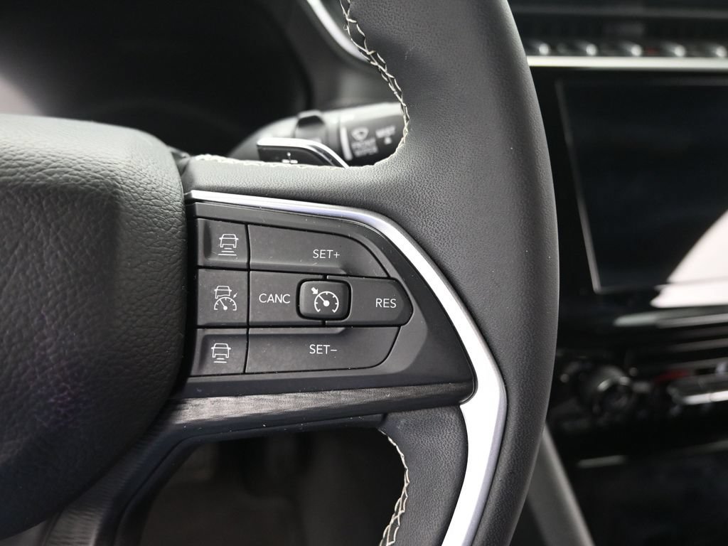 Used 2025 Jeep Grand Cherokee Laredo AWD/4WD image 37