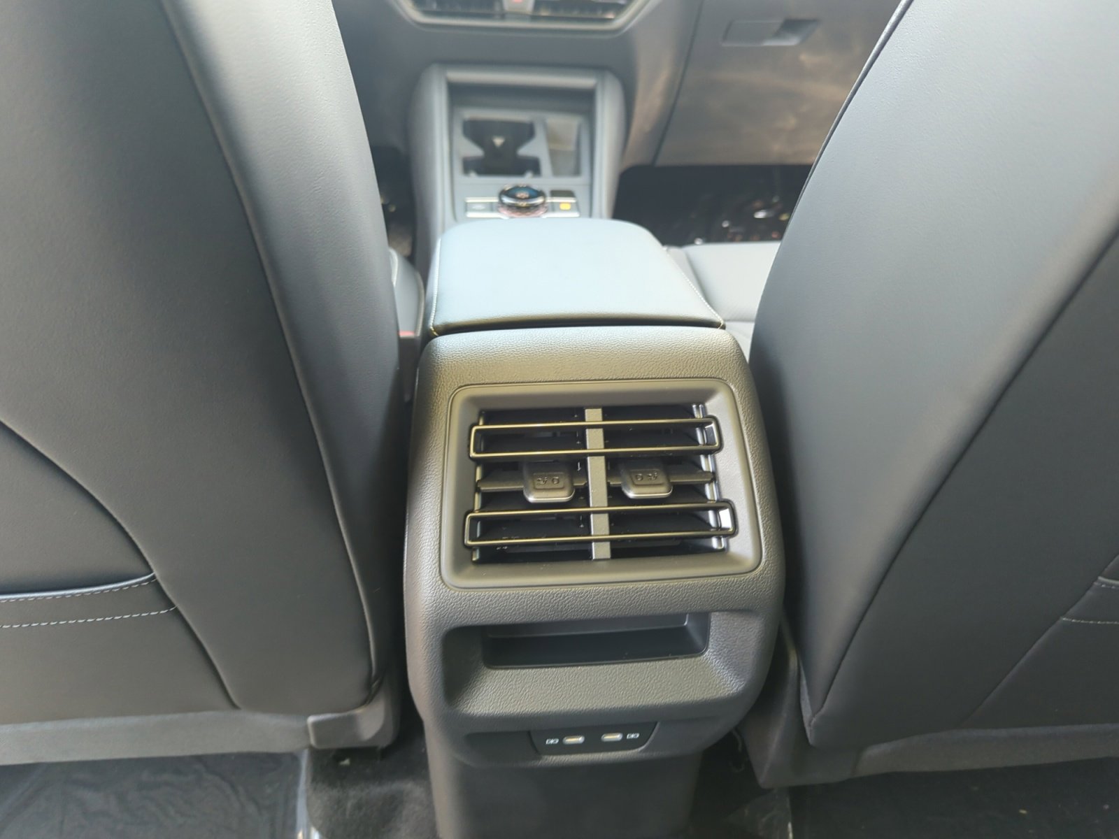 New 2025 Volkswagen Tiguan SE image 30