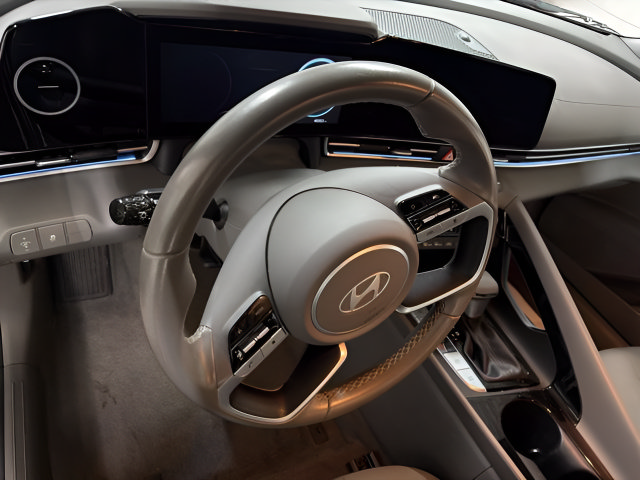 Used 2025 Hyundai Elantra SEL FWD image 16