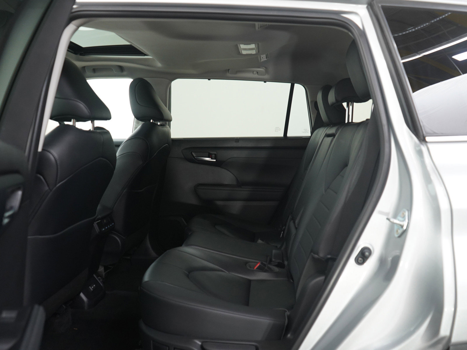 Used 2023 Toyota Highlander XLE image 19