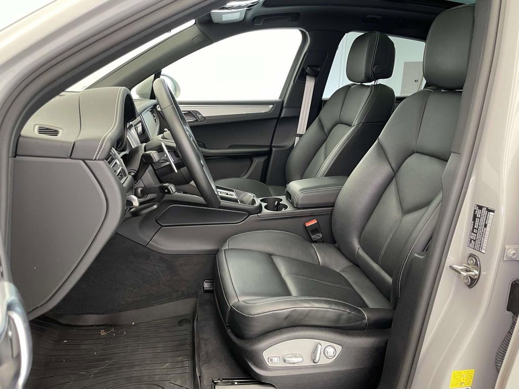Certified 2023 Porsche Macan image 5