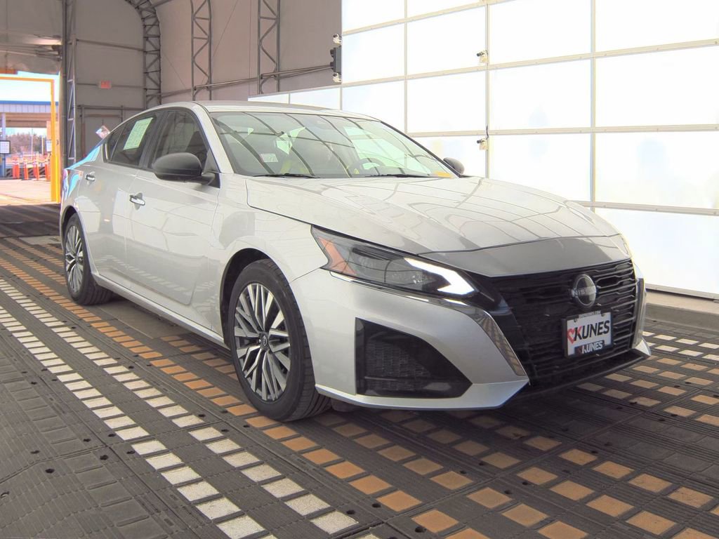 Used 2024 Nissan Altima 2.5 SV image 4