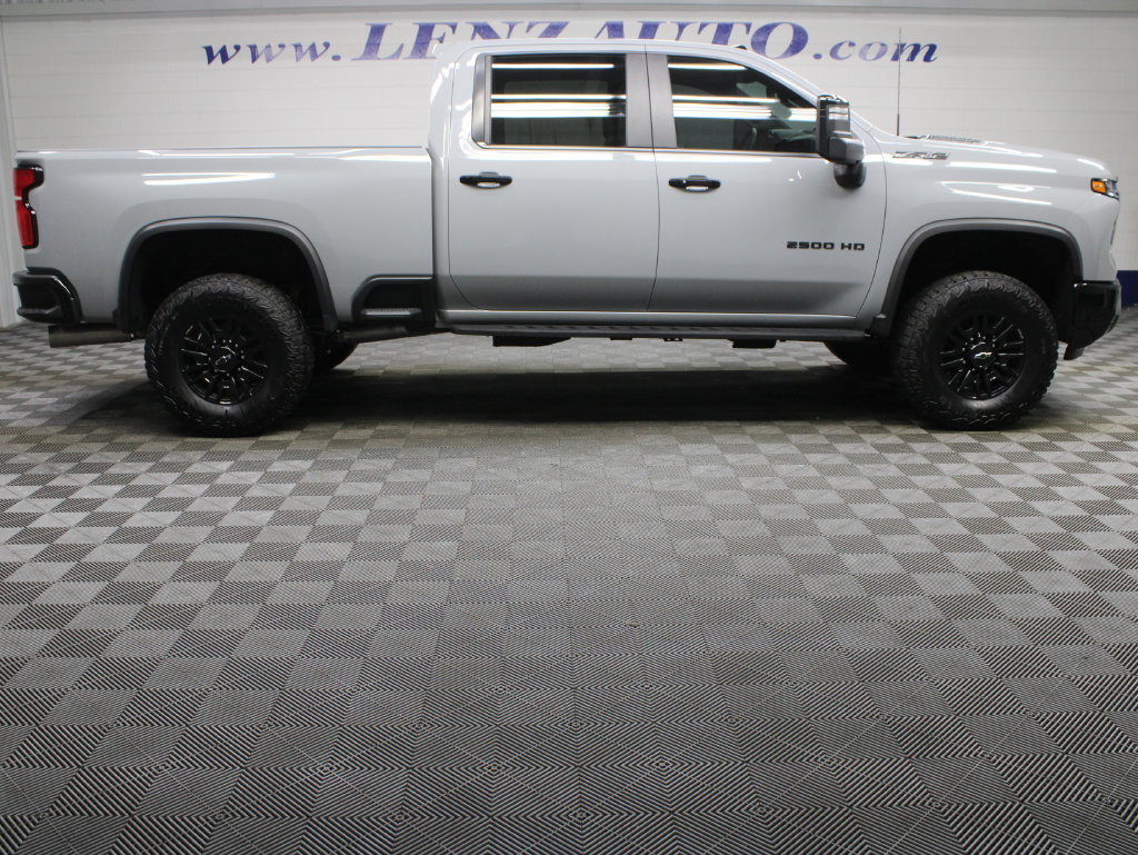Used 2025 Chevrolet Silverado 2500 ZR2 w/ Technology Package AWD/4WD image 2