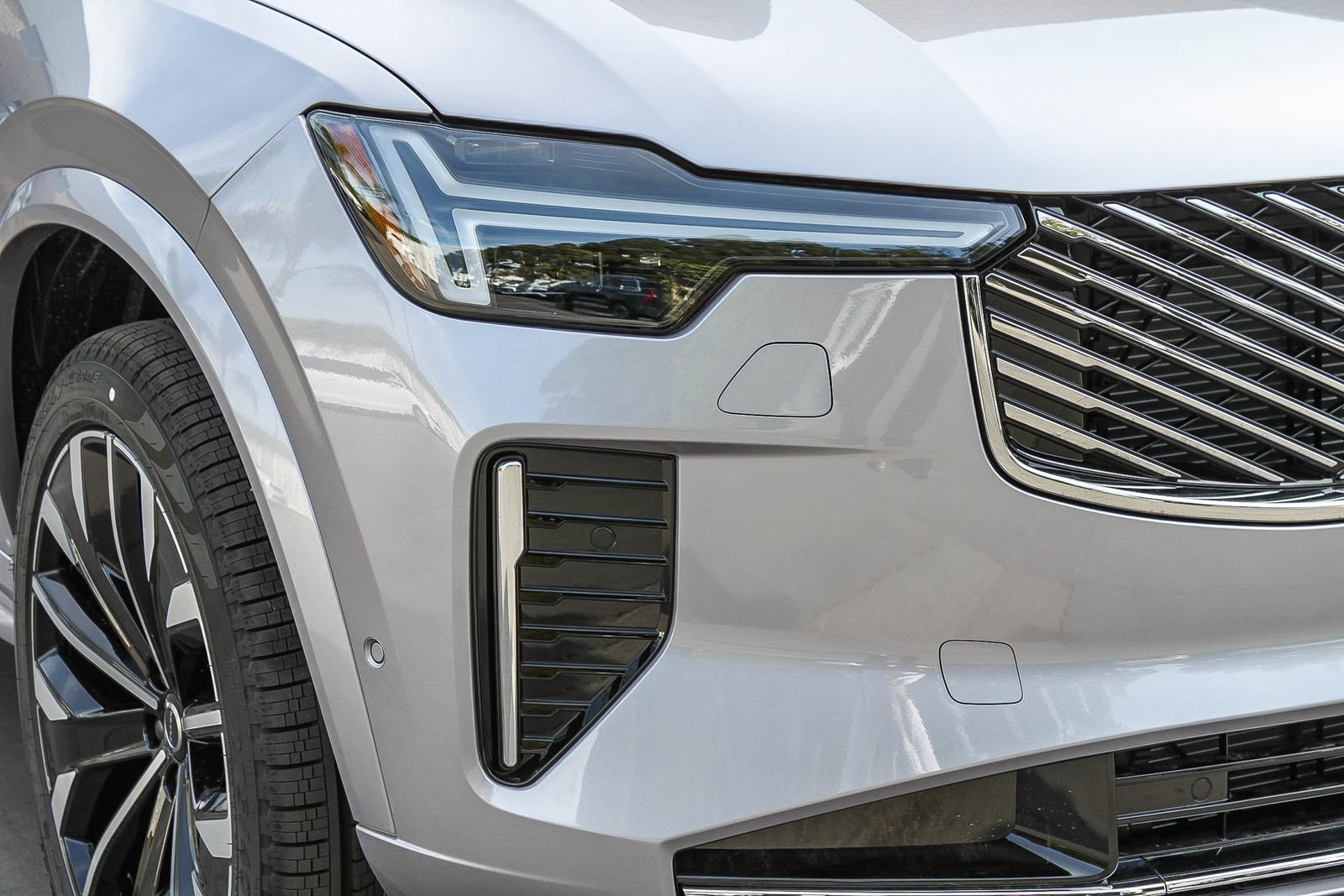 New 2026 Volvo XC90 B6 Plus w/ Protection Package Premier AWD/4WD image 4