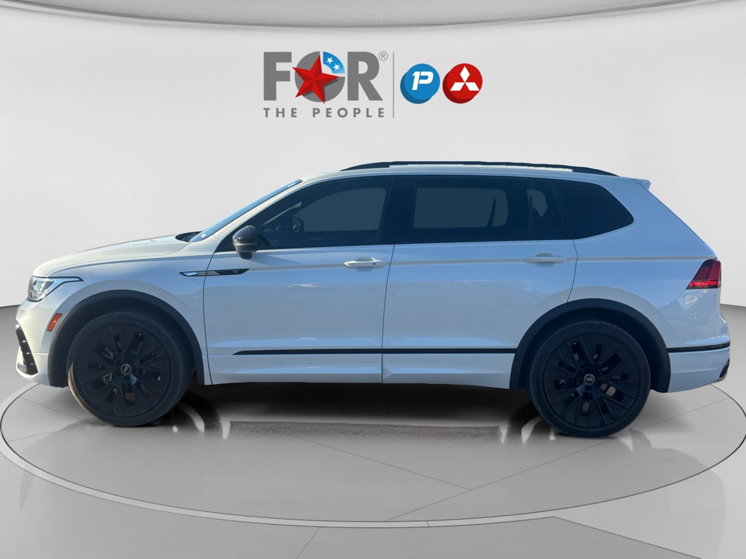 Used 2024 Volkswagen Tiguan SE R-Line image 2