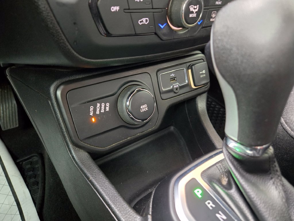 Used 2019 Jeep Renegade Latitude w/ Cold Weather Group AWD/4WD image 27