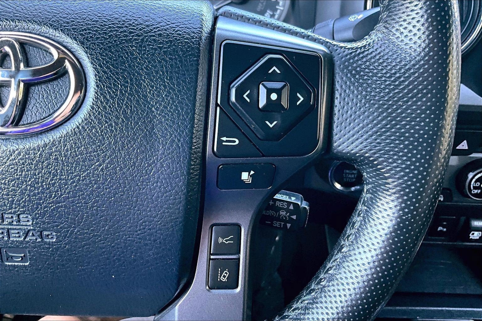 Used 2018 Toyota Tacoma TRD Off-Road w/ Technology Package AWD/4WD image 17