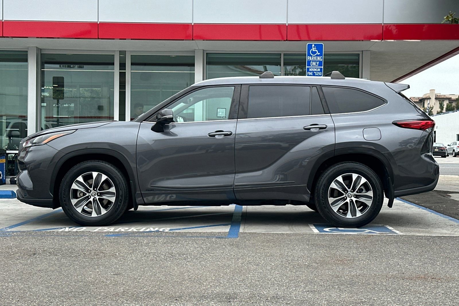 Used 2023 Toyota Highlander XLE w/ Protection Package #3 (TMS) AWD/4WD image 7