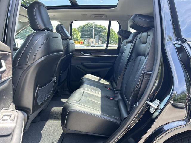 Used 2023 Jeep Grand Cherokee Limited AWD/4WD image 16