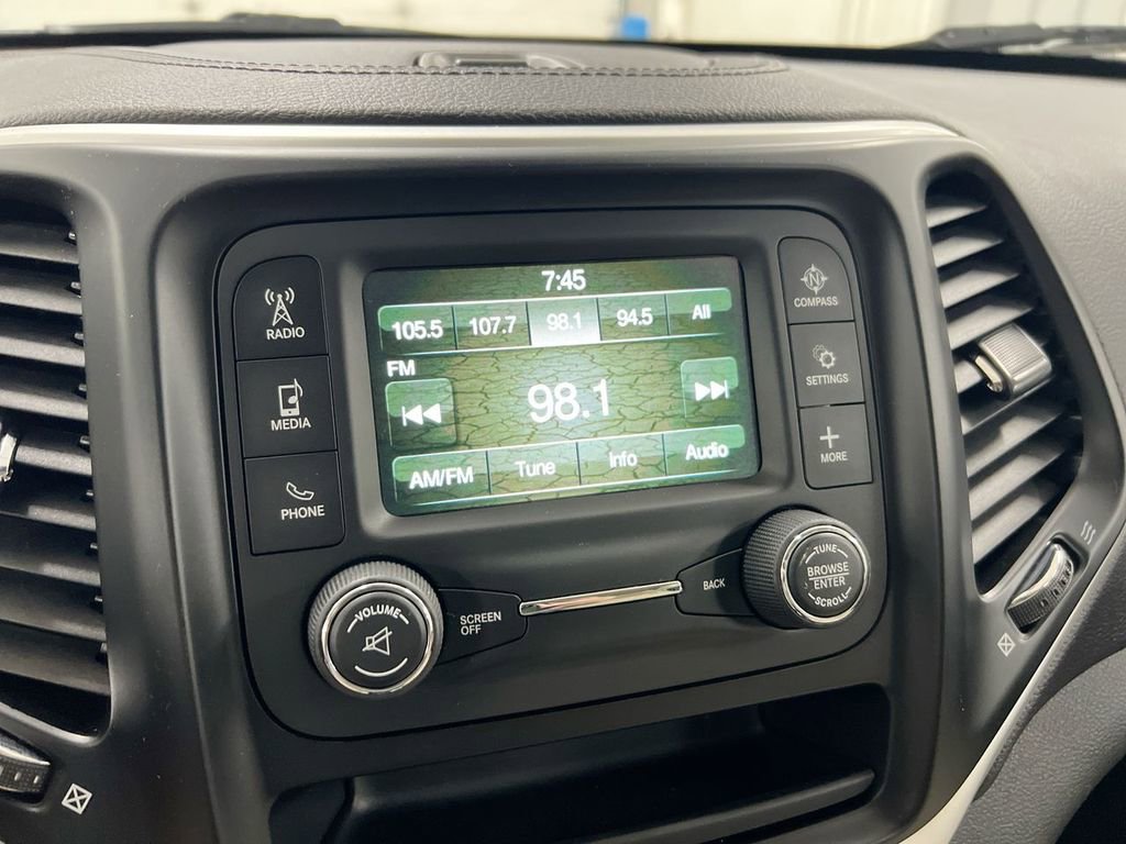 Used 2016 Jeep Cherokee Sport FWD image 17
