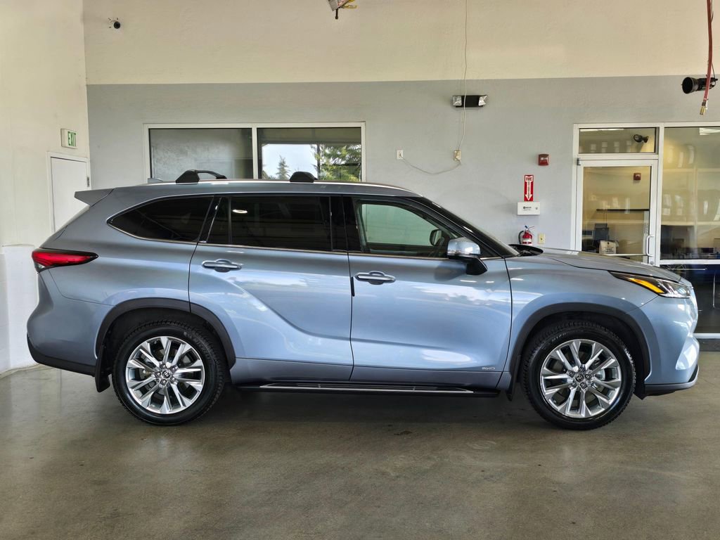 Used 2022 Toyota Highlander Limited AWD/4WD image 4